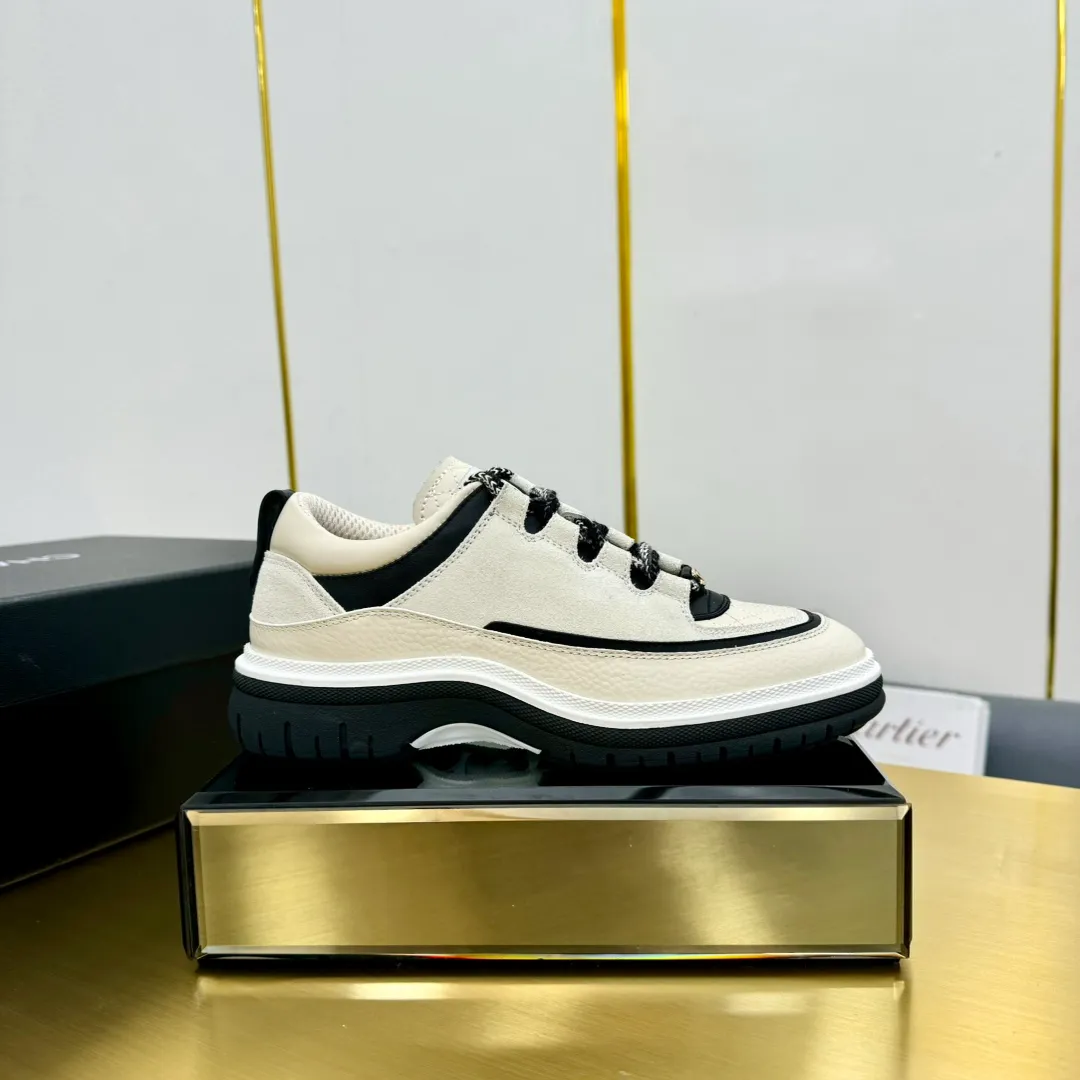 👟👟Ex-factory price 600👟👟 CHANEL 25C early spring vacation style new casual shoes. A pair of comfortable shoes can reduce the fatigue on your feet. The new style is very versatile, whether it is daily wear or a sister party. It can be easily used for commuting in the workplace, outdoor sports and various occasions. It can increase the height, straighten the legs, modify the shape of the feet, is comfortable and comfortable without rubbing the feet, and has good breathability. It can also be worn in summer. Office workers can also easily own it when wearing it. The fabric is pebbled cowhide + plaid pad to show off sheepskin. The original open-molded rubber foam outsole! size: 35-40 (41 customized, non-refundable and non-exchangeable)